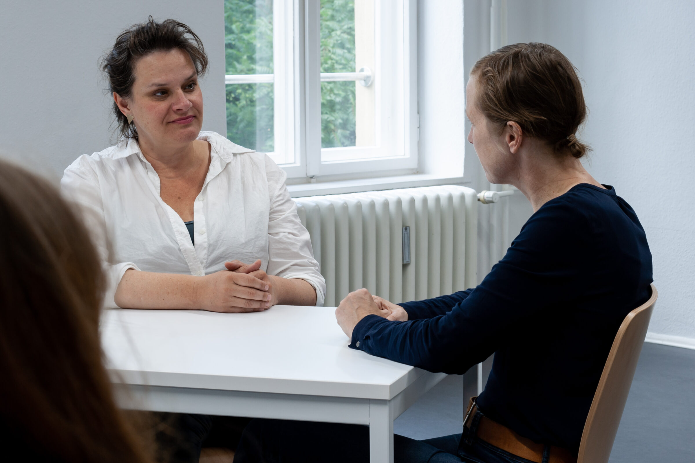 Menschen bei der realitätsnahen Gesprächssimulation